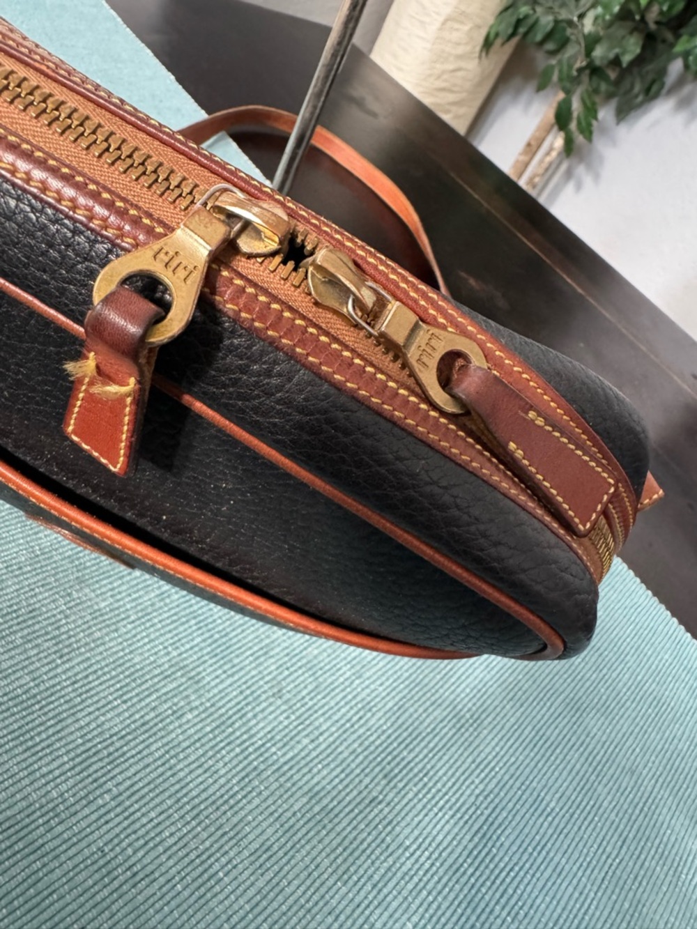 Vintage Dooney & Bourke Black Pebbled Leather Crossbody Bag - Picture 11 of 12